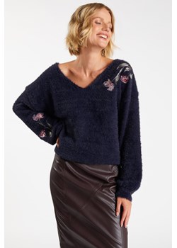 Sweter z motywem kwiatów ze sklepu MONNARI w kategorii Swetry damskie - zdjęcie 123705115