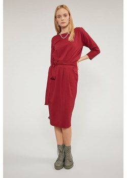 Czerwona sukienka Femestage w serek z długim rękawem midi bawełniana 