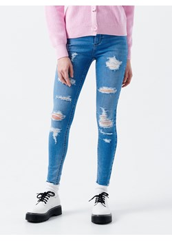 Cropp - Jeansy skinny z dziurami - niebieski ze sklepu Cropp w kategorii Jeansy damskie - zdjęcie 124875227