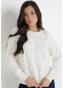 Sweter damski Born2be biały z okrągłym dekoltem z aplikacją 