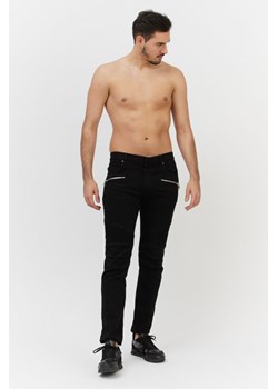 BALMAIN - Czarne jeansy męskie ze srebrnym logo ze sklepu outfit.pl w kategorii Jeansy męskie - zdjęcie 125042446