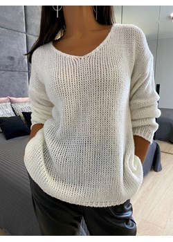 Kremowy Sweter z Dekoltem V 6818-511-E