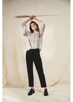 Spodnie z wiązaniem w talii ze sklepu Moodo.pl w kategorii Spodnie damskie - zdjęcie 126155845