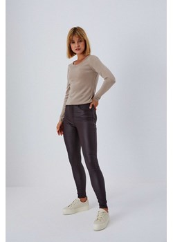 Woskowane spodnie o dopasowanym kroju ze sklepu Moodo.pl w kategorii Spodnie damskie - zdjęcie 126159999