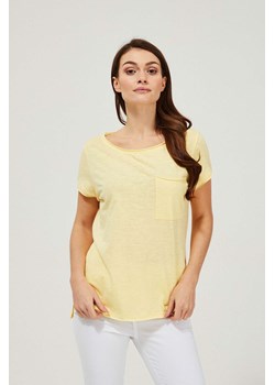 T-shirt basic z kieszonką ze sklepu Moodo.pl w kategorii Bluzki damskie - zdjęcie 126161336