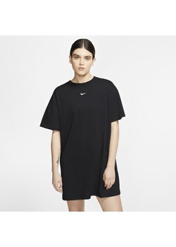Sukienka Nike luźna z krótkimi rękawami czarna z okrągłym dekoltem 