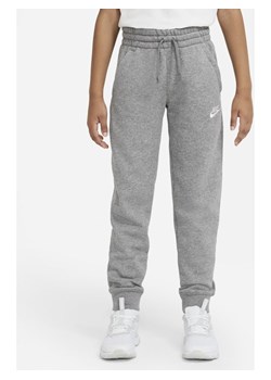 Spodnie z dzianiny dresowej dla dużych dzieci (chłopców) Nike Sportswear Club - Szary ze sklepu Nike poland w kategorii Spodnie chłopięce - zdjęcie 126290755