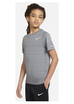 Koszulka treningowa dla dużych dzieci (chłopców) Nike Dri-FIT Miler - Szary ze sklepu Nike poland w kategorii T-shirty chłopięce - zdjęcie 126292996