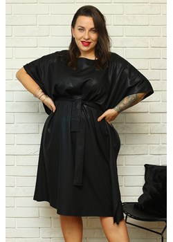 Sukienka POŁYSKUJĄCA wiązana oversize nietoperz ROLANDA czarna ze sklepu karko.pl w kategorii Sukienki - zdjęcie 126914366