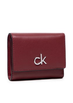 Czerwony portfel damski Calvin Klein z aplikacjami  