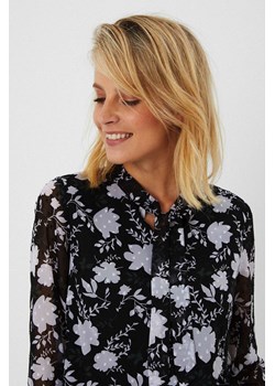 Koszula z wiązanym dekoltem w roślinny wzór czarna ze sklepu Moodo.pl w kategorii Koszule damskie - zdjęcie 127000597