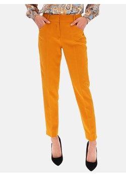 Klasyczne musztardowe spodnie w kant z wysokim stanem L'AF Colet ze sklepu Eye For Fashion w kategorii Spodnie damskie - zdjęcie 127326809
