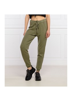 GUESS JEANS Spodnie dresowe TANYA | Regular Fit ze sklepu Gomez Fashion Store w kategorii Spodnie damskie - zdjęcie 128048138
