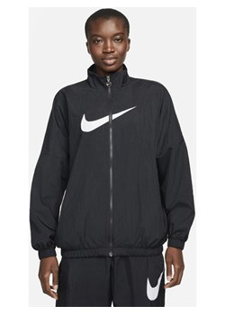Damska kurtka z tkaniny Nike Sportswear Essential - Czerń ze sklepu Nike poland w kategorii Kurtki damskie - zdjęcie 128136109