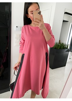 Różowa sukienka Novvi.pl casual z okrągłym dekoltem mini 