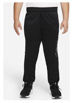 Spodnie treningowe o zwężanym kroju z nadrukiem dla dużych dzieci (chłopców) Nike Therma-FIT (szersze rozmiary) - Czerń ze sklepu Nike poland w kategorii Spodnie chłopięce - zdjęcie 128366265