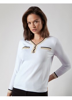 Biały sweter z ozdobnymi guzikami ze sklepu Molton w kategorii Bluzki damskie - zdjęcie 130217348