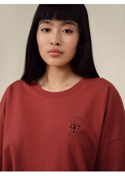 T-shirt oversize z nadrukiem damski - czarwony ze sklepu OUTHORN w kategorii Bluzki damskie - zdjęcie 131414895