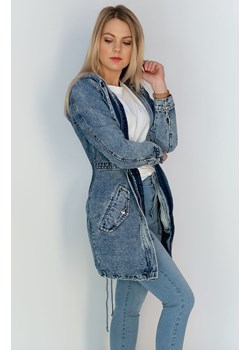 Długa jeansowa damska kurtka z kapturem niebieska (c122) ze sklepu goodlookin.pl w kategorii Kurtki damskie - zdjęcie 131437315