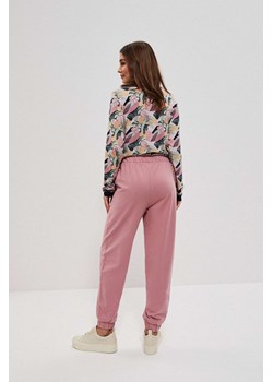 Gładkie spodnie dresowe różane ze sklepu Moodo.pl w kategorii Spodnie damskie - zdjęcie 131575865