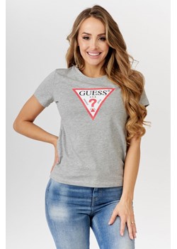 GUESS - Szary t-shirt damski z dużym trójkątnym logo ze sklepu outfit.pl w kategorii Bluzki damskie - zdjęcie 131872925