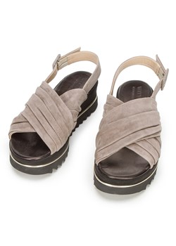 Damskie sandały zamszowe na platformie beżowe ze sklepu WITTCHEN w kategorii Sandały damskie - zdjęcie 132438875