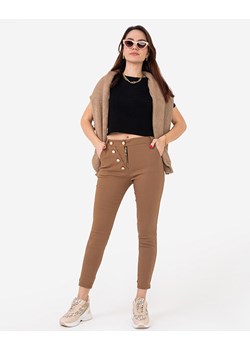 Jasnobrązowe materiałowe spodnie damskie z ozdobnymi guzikami - Odzież ze sklepu royalfashion.pl w kategorii Spodnie damskie - zdjęcie 132622739