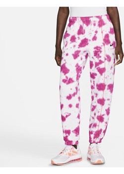 Damskie spodnie z dzianiny barwione metodą Tie-Dye Nike Sportswear - Różowy ze sklepu Nike poland w kategorii Spodnie damskie - zdjęcie 133270376