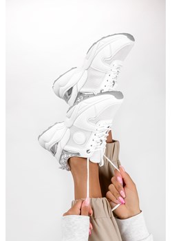 Białe sneakersy na koturnie buty sportowe sznurowane Casu SJ2162-2