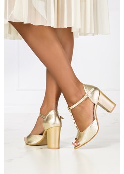 Złote sandały z perełkami z zakrytą piętą polska skóra Casu 2367 ze sklepu Casu.pl w kategorii Sandały damskie - zdjęcie 133388677
