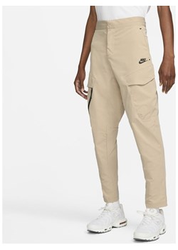 Męskie bojówki z tkaniny bez podszewki Nike Sportswear Tech Essentials - Brązowy ze sklepu Nike poland w kategorii Spodnie męskie - zdjęcie 133528708