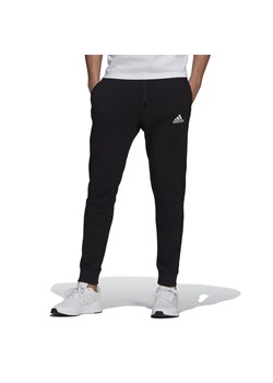 Spodnie dresowe adidas Essentials Fleece Regular Fit Tapered Cuff GK9268 - czarne ze sklepu streetstyle24.pl w kategorii Spodnie męskie - zdjęcie 133663015