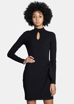 Sukienka czarna Guess do pracy mini z długimi rękawami 