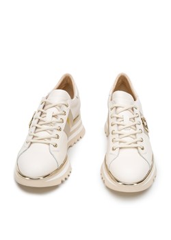 Damskie sneakersy skórzane z klamrą na platformie w pasy kremowe ze sklepu WITTCHEN w kategorii Buty sportowe damskie - zdjęcie 134160736