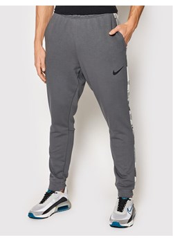 Nike Spodnie dresowe Dri-Fit DD1731 Szary Standard Fit ze sklepu MODIVO w kategorii Spodnie męskie - zdjęcie 134247375