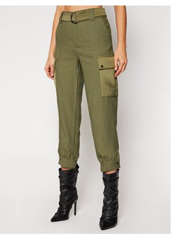 Guess Spodnie materiałowe W0BB84 WDEL0 Zielony Relaxed Fit ze sklepu MODIVO w kategorii Spodnie damskie - zdjęcie 134253709