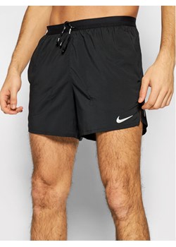 Czarne spodenki męskie Nike w sportowym stylu 