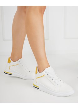 Biało-żółte sneakersy damskie z ukrytym koturnem Uksy - Obuwie ze sklepu royalfashion.pl w kategorii Buty sportowe damskie - zdjęcie 134525597