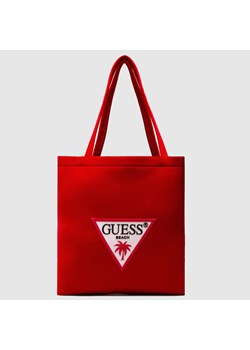 GUESS - Czerwona torba plażowa z trójkątnym logo ze sklepu outfit.pl w kategorii Torby materiałowe - zdjęcie 134817619