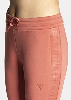 Spodnie dresowe damskie pomarańczowe Guess Allie Scuba Cuff Pants ze sklepu Sneaker Peeker w kategorii Spodnie damskie - zdjęcie 134830608