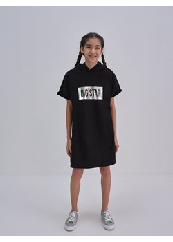 Sukienka dziewczęca z bawełny ekologicznej z kapturem czarna Rossie 906 ze sklepu Big Star w kategorii Sukienki dziewczęce - zdjęcie 134942405