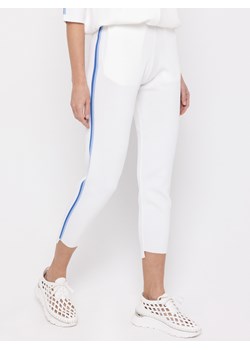 Białe spodnie z lampasami Deni Cler Milano ze sklepu Eye For Fashion w kategorii Spodnie damskie - zdjęcie 134949537
