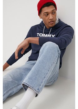 Tommy Jeans Bluza bawełniana DM0DM12375.PPYY męska kolor granatowy z kapturem z nadrukiem ze sklepu ANSWEAR.com w kategorii Bluzy męskie - zdjęcie 135049265