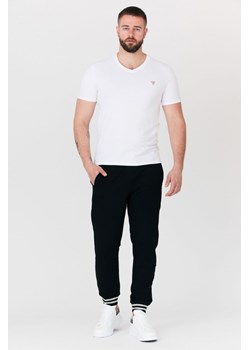 GUESS - Czarne męskie spodnie dresowe ze sklepu outfit.pl w kategorii Spodnie męskie - zdjęcie 135575395
