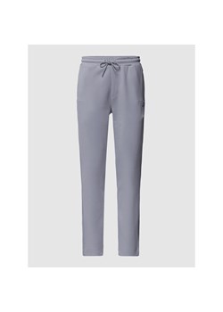 Spodnie dresowe z paskami w kontrastowym kolorze ze sklepu Peek&Cloppenburg  w kategorii Spodnie męskie - zdjęcie 135602358