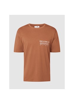 T-shirt męski Vertere brązowy wiosenny z napisem 