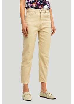Kremowe jeans'y typu mom fit ze sklepu Greenpoint.pl w kategorii Spodnie damskie - zdjęcie 135861455