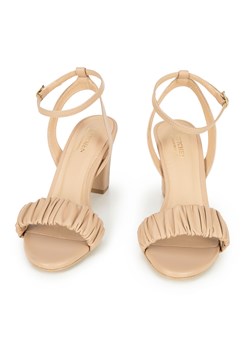 Damskie sandały z marszczonej skóry na słupku ze sklepu WITTCHEN w kategorii Sandały damskie - zdjęcie 136000716