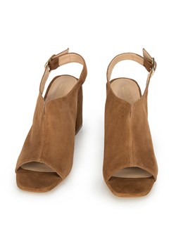 Damskie sandały zamszowe zabudowane ze sklepu WITTCHEN w kategorii Sandały damskie - zdjęcie 136000737