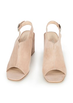 Damskie sandały zamszowe zabudowane beżowe ze sklepu WITTCHEN w kategorii Sandały damskie - zdjęcie 136000738